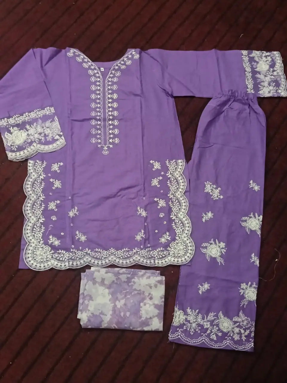 3 Pcs Women's Stitched Cotton Lawn Embroidered Suit